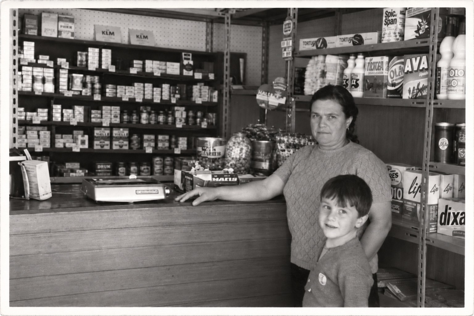 Paola e Giovanni nella vecchia tabaccheria